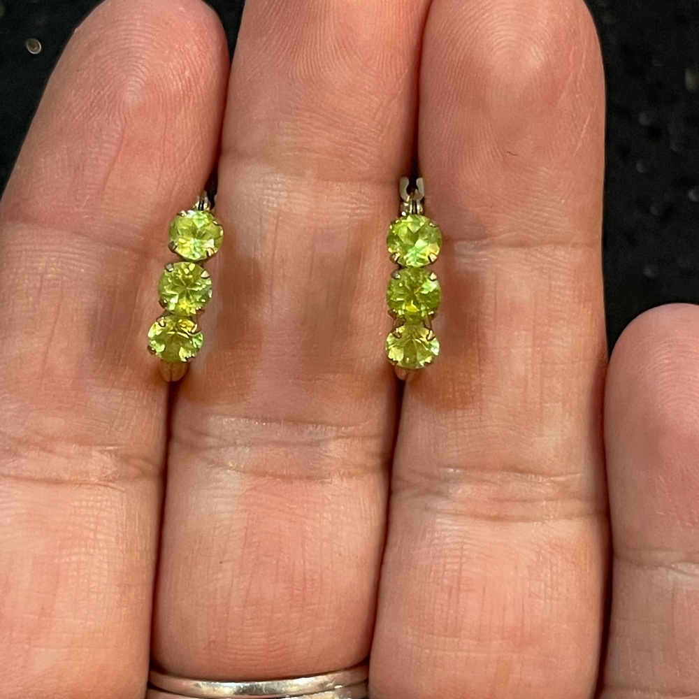 10Kt Gold Hoop Earrings W/ Peridot
﻿